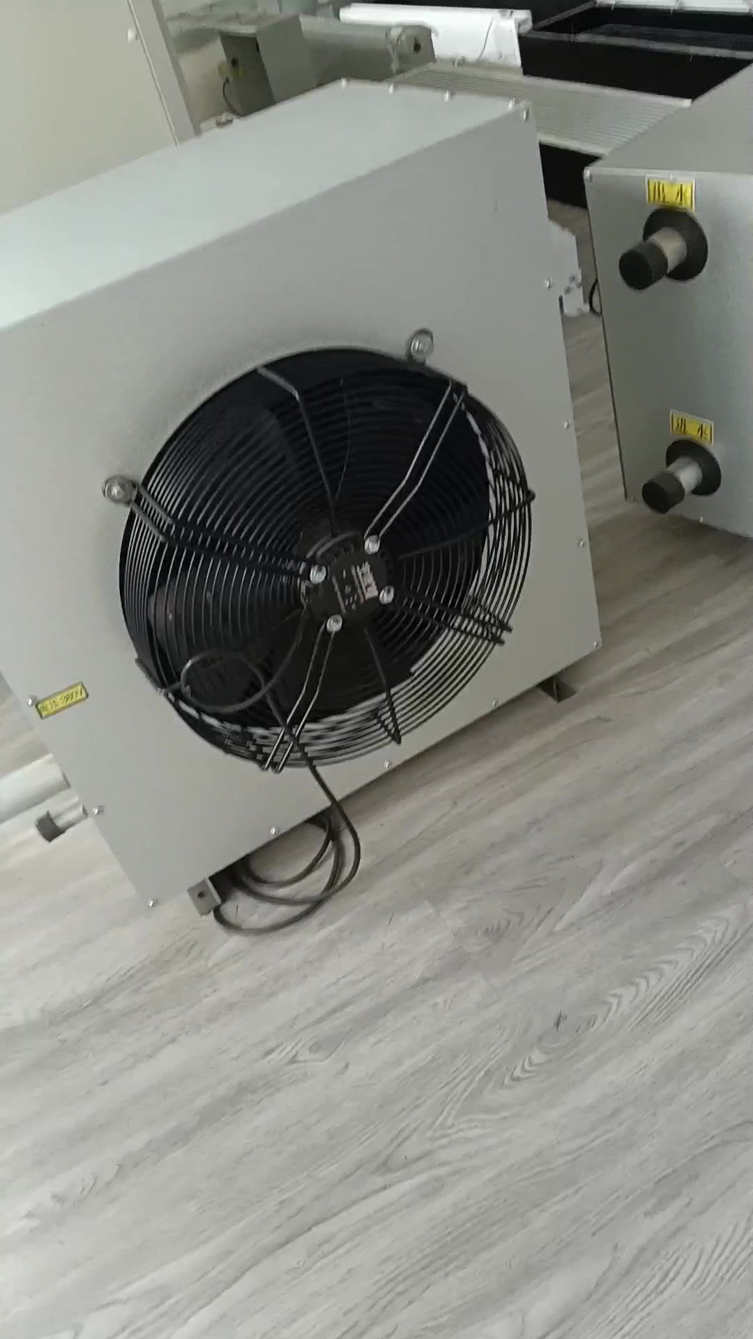 经营户曹堃拿起店内“爆款”——冷暖风一体机