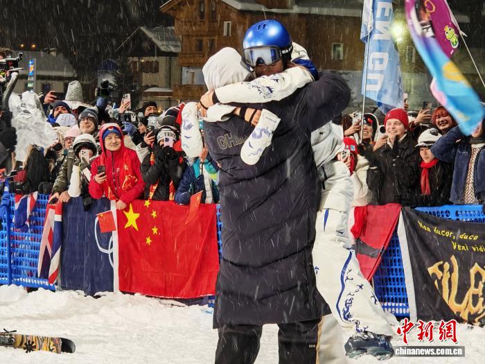 在因大雪天气推迟的比赛中，谷爱凌在自由式滑