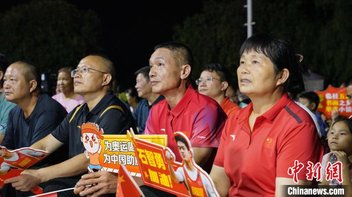 巴黎奥运举重老将石智勇带伤决赛，亲友说“拼