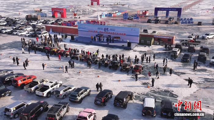 2026中国密山兴凯湖冰雪汽车赛启幕 180辆赛车冰面