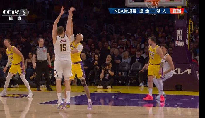 NBA比赛爆发争议判罚 海斯轻触约老师遭吹犯规