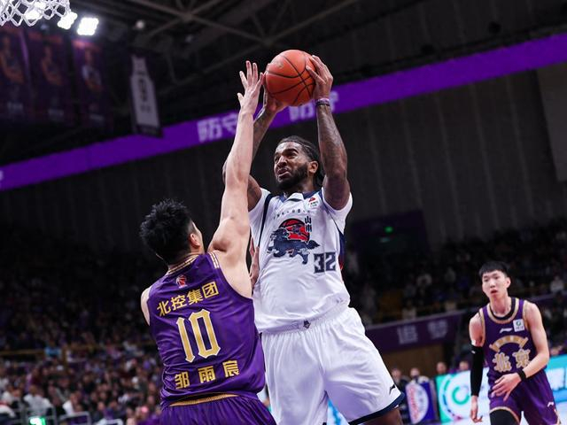 山东男篮核心外援克里斯手指骨裂 将缺席三周冲