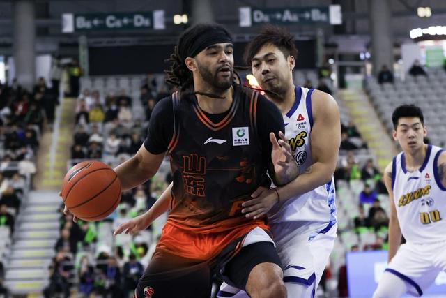 山东男篮核心外援克里斯手指骨裂 将缺席三周冲