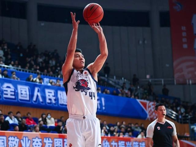 山东男篮核心外援克里斯手指骨裂 将缺席三周冲