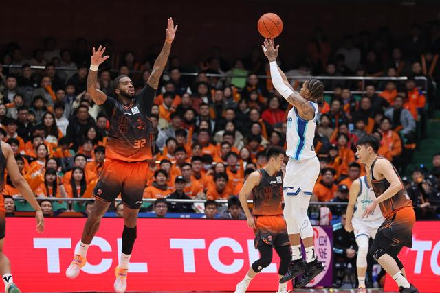 山东男篮核心外援克里斯手指骨裂 将缺席三周冲