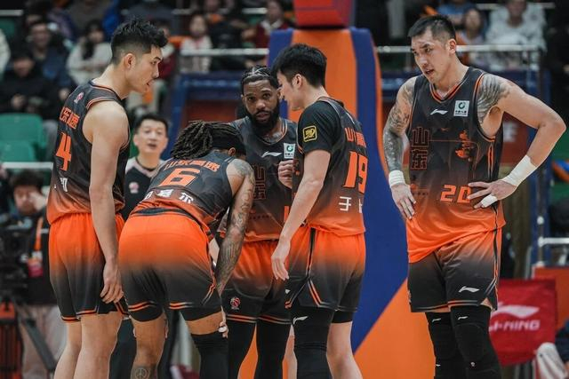 山东男篮核心外援克里斯手指骨裂 将缺席三周冲