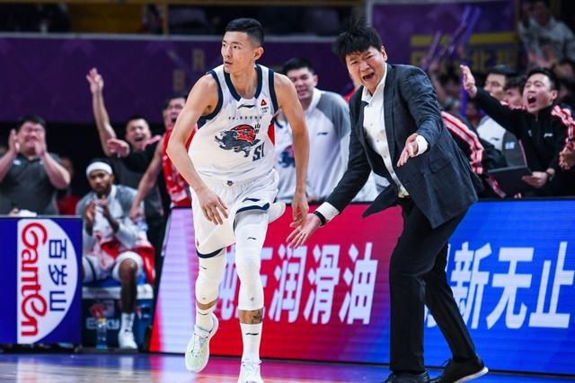 山东男篮核心外援克里斯手指骨裂 将缺席三周冲