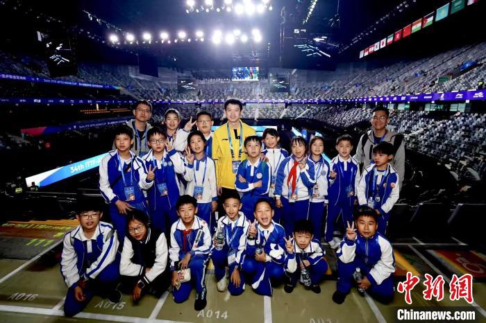 深圳亚洲杯公益活动：百名师生走进赛场与国手