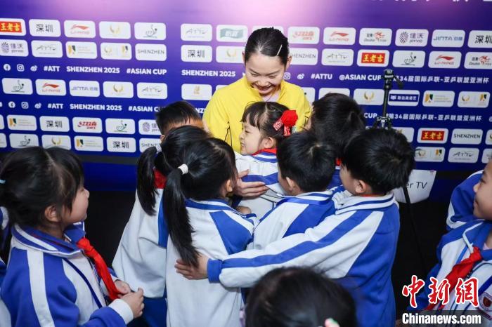 深圳亚洲杯公益活动：百名师生走进赛场与国手