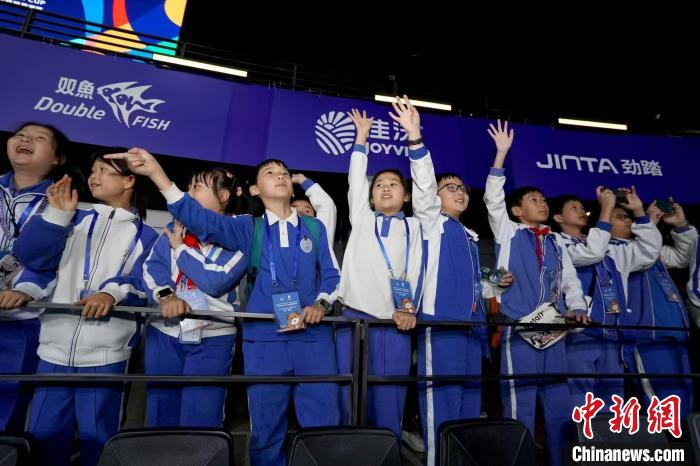深圳亚洲杯公益活动：百名师生走进赛场与国手